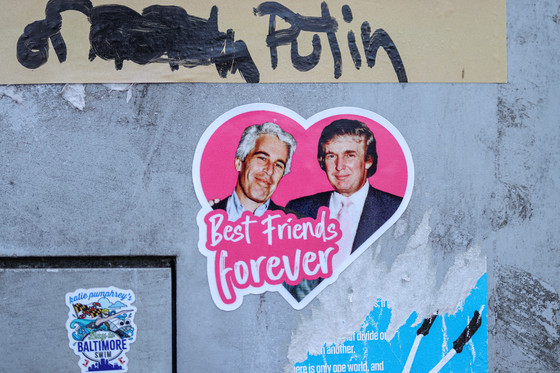 지난해 12월 27일 미국 워싱턴 DC의 한 건물 외벽에 도널드 트럼프 미국 대통령과 엡스타인의 사진이 담긴 스티커가 붙어있다. 로이터=연합뉴스