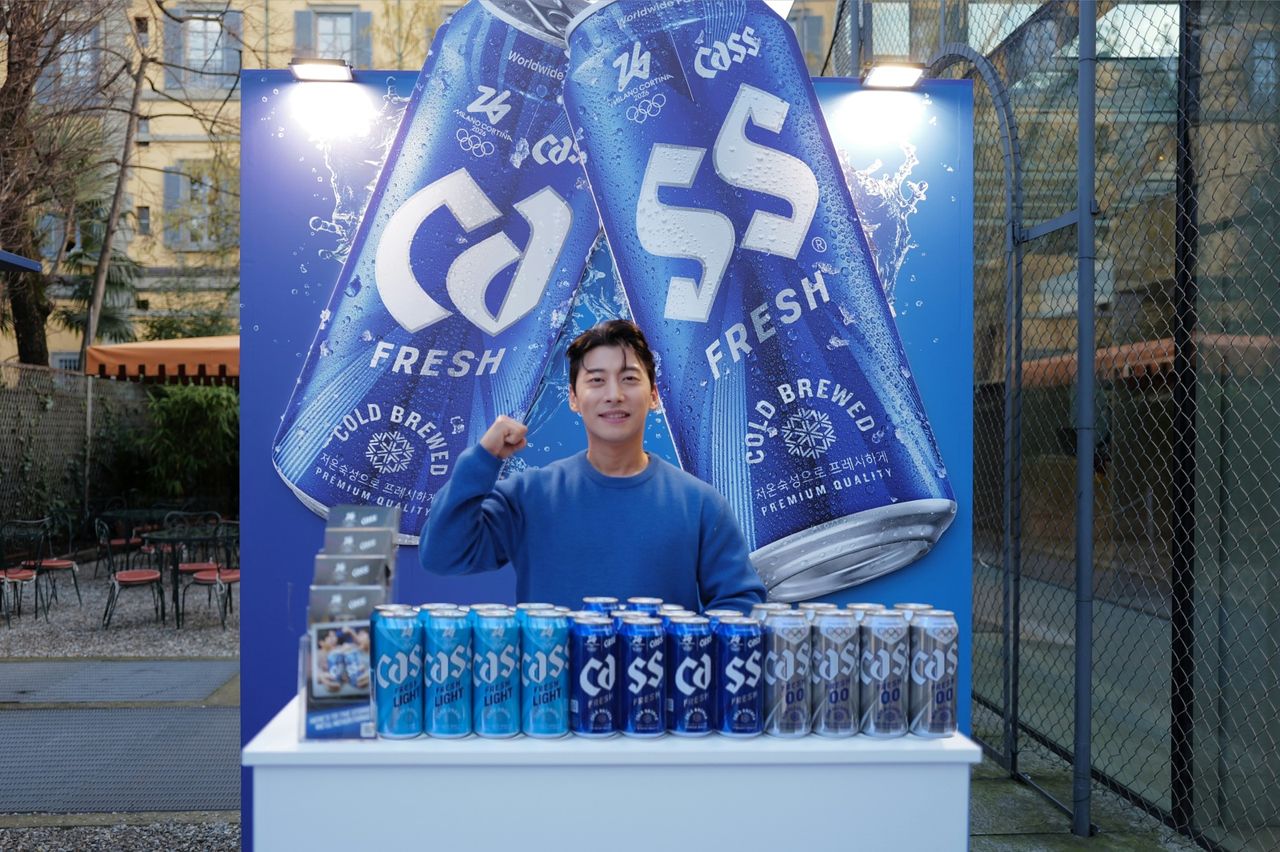 카스가 밀라노 코리아하우스에서 운영하는 부스를 찾은 쇼트트랙 국가대표 출신 곽윤기 선수가 팀 코리아를 응원하고 있다. 사진 카스 