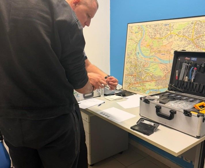 도난 피해에 대한 현지 당국의 수사가 이뤄지고 있다. 사진은 관계자가 지문을 찍는 모습. 사진 SNS 캡처