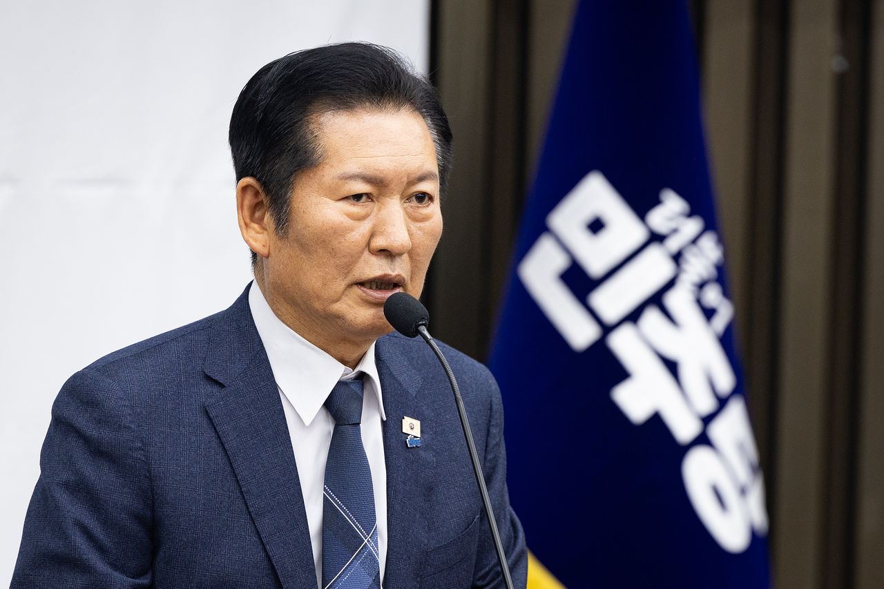 정청래 더불어민주당 대표가 5일 서울 여의도 국회에서 열린 정책의원총회에서 모두 발언을 하고 있다. 뉴스1