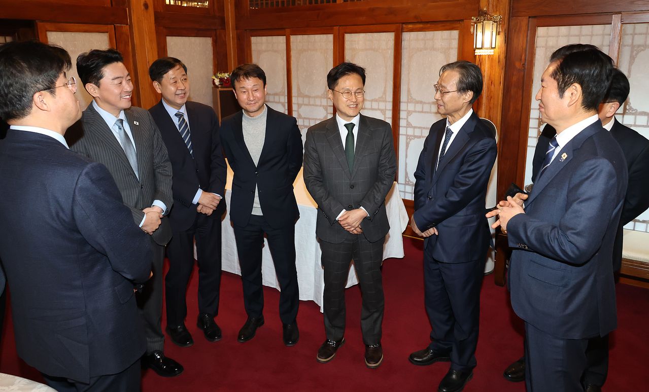 정청래 더불어민주당 대표와 한병도 원내대표, 강훈식 대통령비서실장, 구윤철 부총리 겸 재정경제부 장관 등이 8일 오후 서울 종로구 국무총리공관에서 열린 제6차 고위당정협의회에서 참석해 대화하고 있다. 김성룡 기자