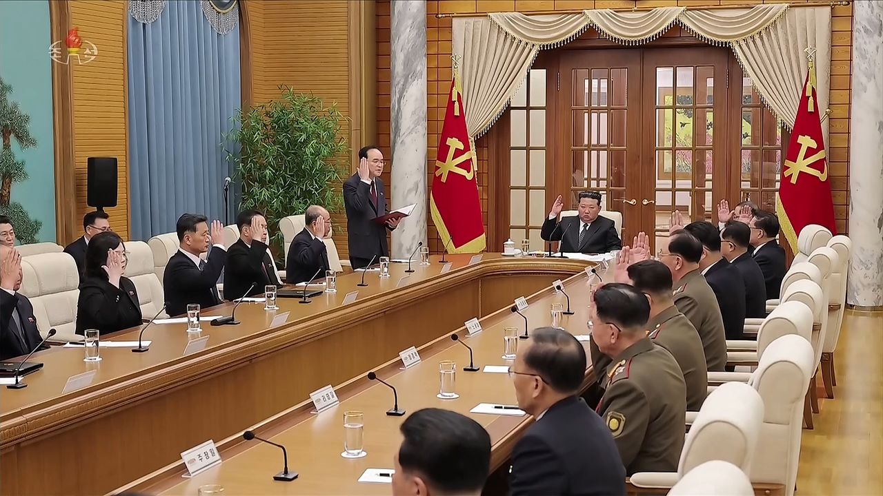 김정은 북한 국무위원장의 지도로 열린 당 중앙위원회 제8기 제27차 정치국 회의에서 노동당 제9차 대회를 2월 하순 수도 평양에서 개회할데 대한 결정서를 전원 찬성으로 채택하는 모습. 조선중앙TV 캡처, 연합뉴스