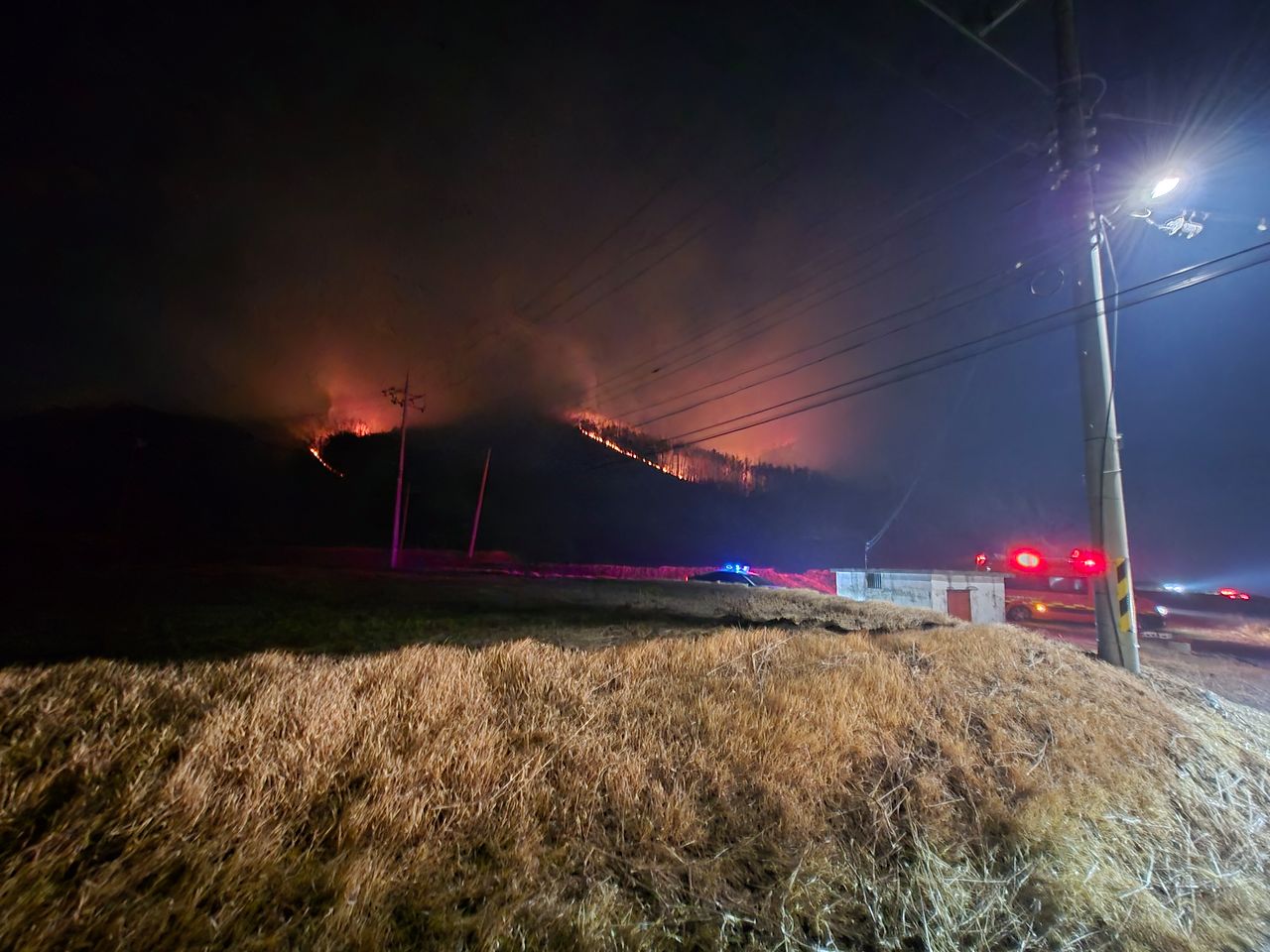 8일 오전 경북 경주시 문무대왕면 입천리 야산에서 산불이 발생해 소방당국이 진화 작업을 하고 있다. 사진 경북소방본부