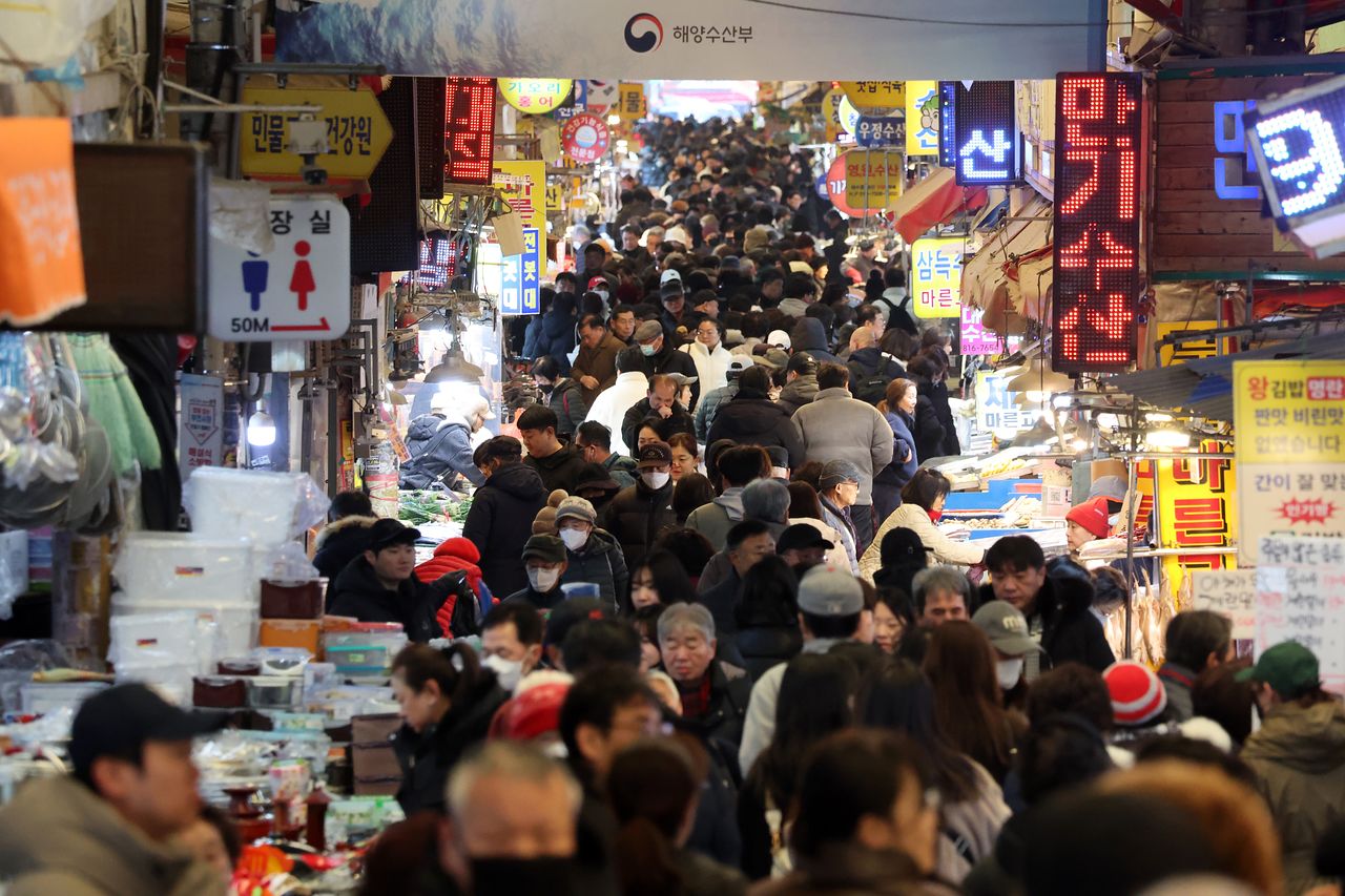 설 연휴를 일주일 앞둔 8일 부산 부산진구 부전시장을 찾은 시민들이 제수용품과 선물 등을 구입하고 있다. 송봉근 객원기자