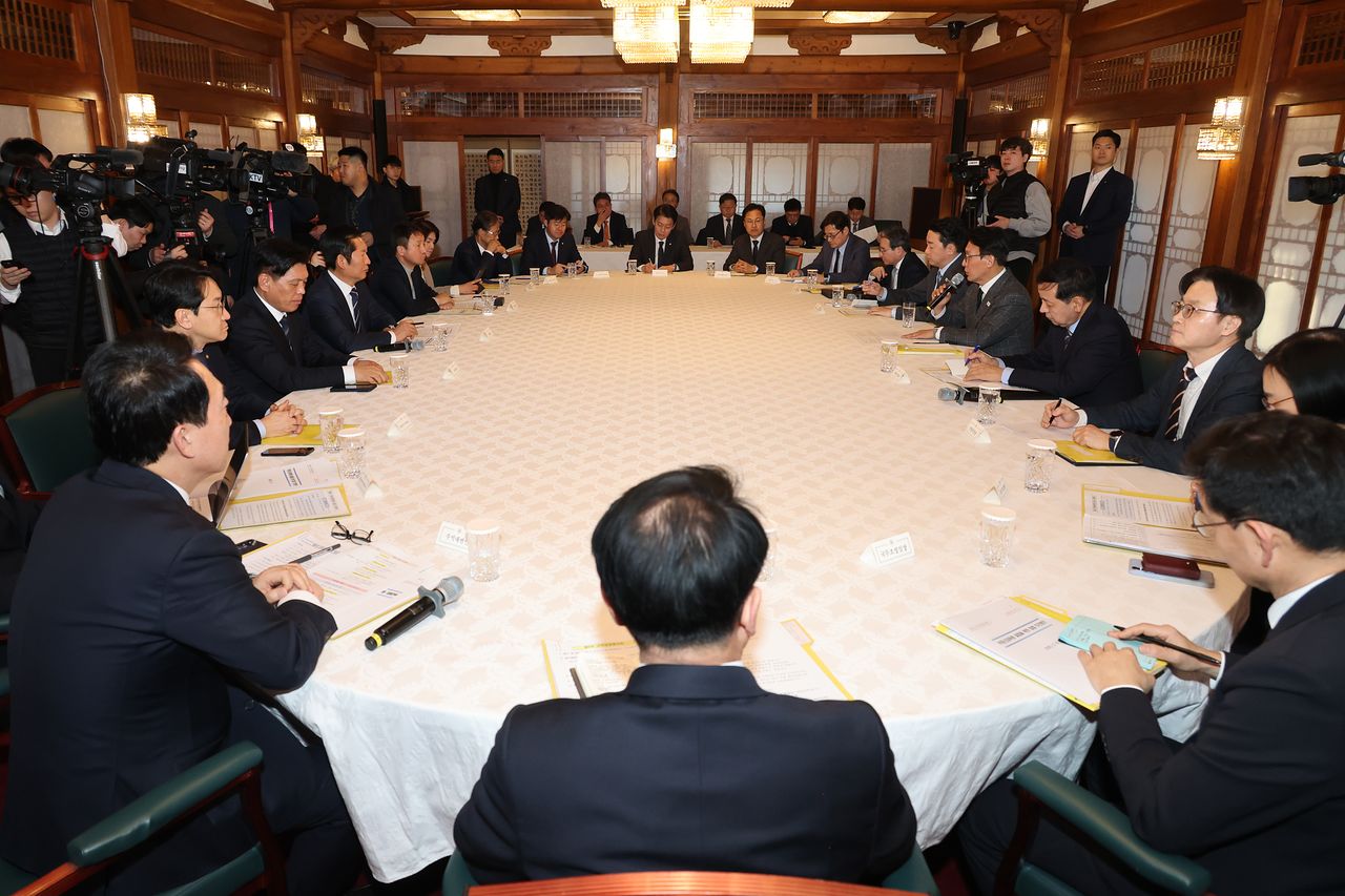 김민석 국무총리가 8일 서울 종로구 삼청동 총리공관에서 강훈식 대통령 비서실장, 더불어민주당 정청래 대표 등 참석하에 열린 고위당정협의회에서 발언하고 있다. 연합뉴스