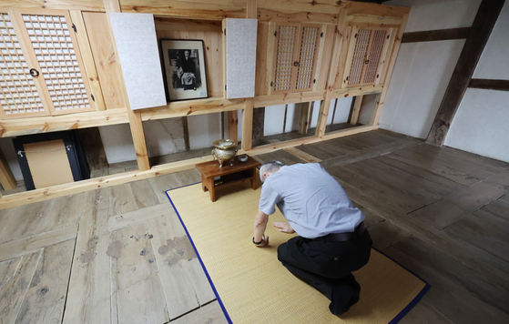 독립운동가 석주 이상룡 선생의 종손 이창수(60)씨가 경북 안동시 임청각 내 사당에서 석주 이상룡 선생 영정에 절을 올리고 있다. 중앙포토