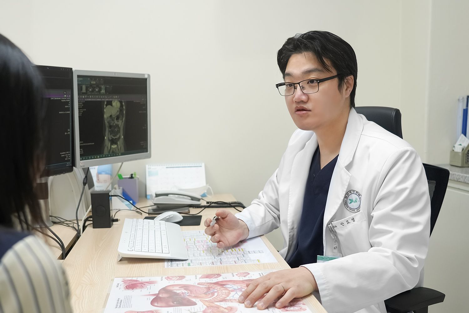 안요셉 분당제생병원 외과 과장이 환자에게 증상 등을 설명하고 있다. 사진 분당제생병원