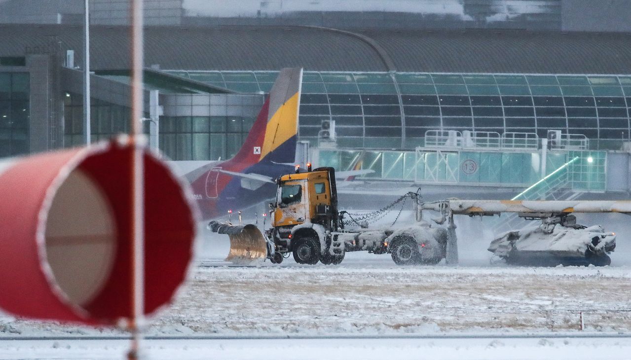 제주 지역 강설로 제주공항 활주로가 전면 폐쇄된 8일 오전 제주국제공항에서 제설작업이 이뤄지고 있다.뉴시스