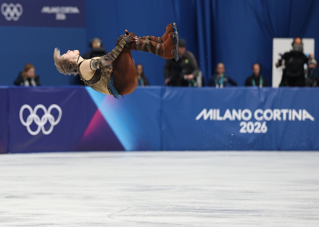 7일(현지시간) 이탈리아 밀라노 아이스스케이팅 아레나에서 열린 2026 밀라노-코르티나담페초 동계올림픽 피겨스케이팅 팀 이벤트 남자 싱글 쇼트 프로그램.   미국 일리야 말리닌이 연기를 펼치고 있다. 연합뉴스