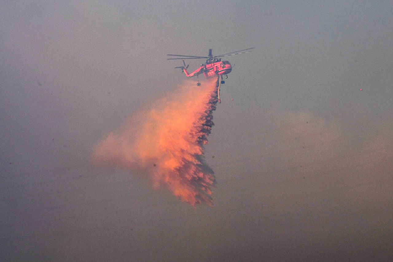 8일 오전 경북 경주시 문무대왕면 입천리에서 발생한 산불이 강풍을 타고 확산되고 있는 가운데 산림청 초대형 진화헬기가 진화 작업을 벌이고 있다. 뉴스1