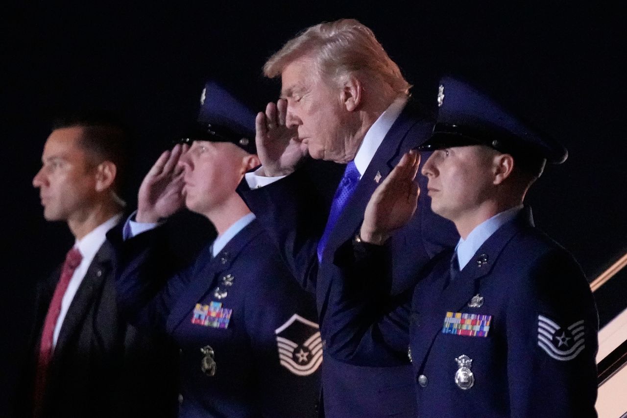 도널드 트럼프 대통령이 지난 6일(현지시간) 플로리다주 웨스트팜비치 소재 팜비치 국제공항에 에어포스 원을 타고 도착하고 있다. AP=연합뉴스