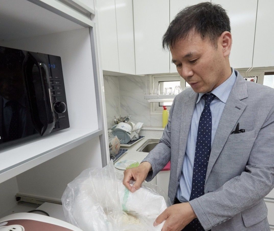 구매한 쌀을 무료 기숙사에 전달하는 김창완 교감. 연합뉴스