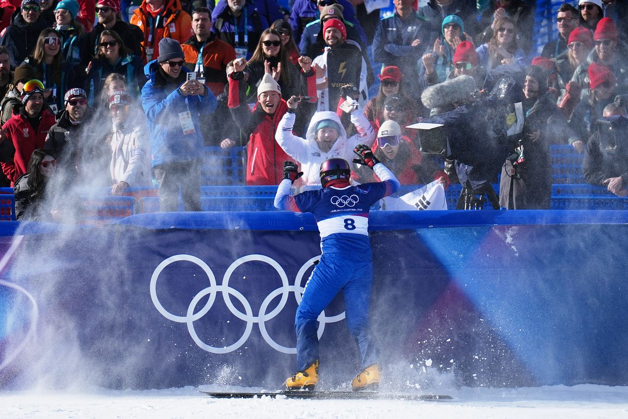 2026 밀라노.코르티나담페초 동계올림픽 스노보드 평행대회전 준결승전에서 한국 김상겸이 불가리아 테르벨 잠피로프를 꺾고 결승 진출을 확정한 뒤 관중과 기쁨을 나누고 있다. [AP=연합뉴스]