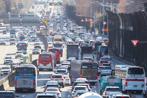 지난 설 명절 기간 서울 서초구 잠원IC를 지나는 경부고속도로 하행선이 귀성 차량들로 정체를 빚고 있다. [뉴스1]