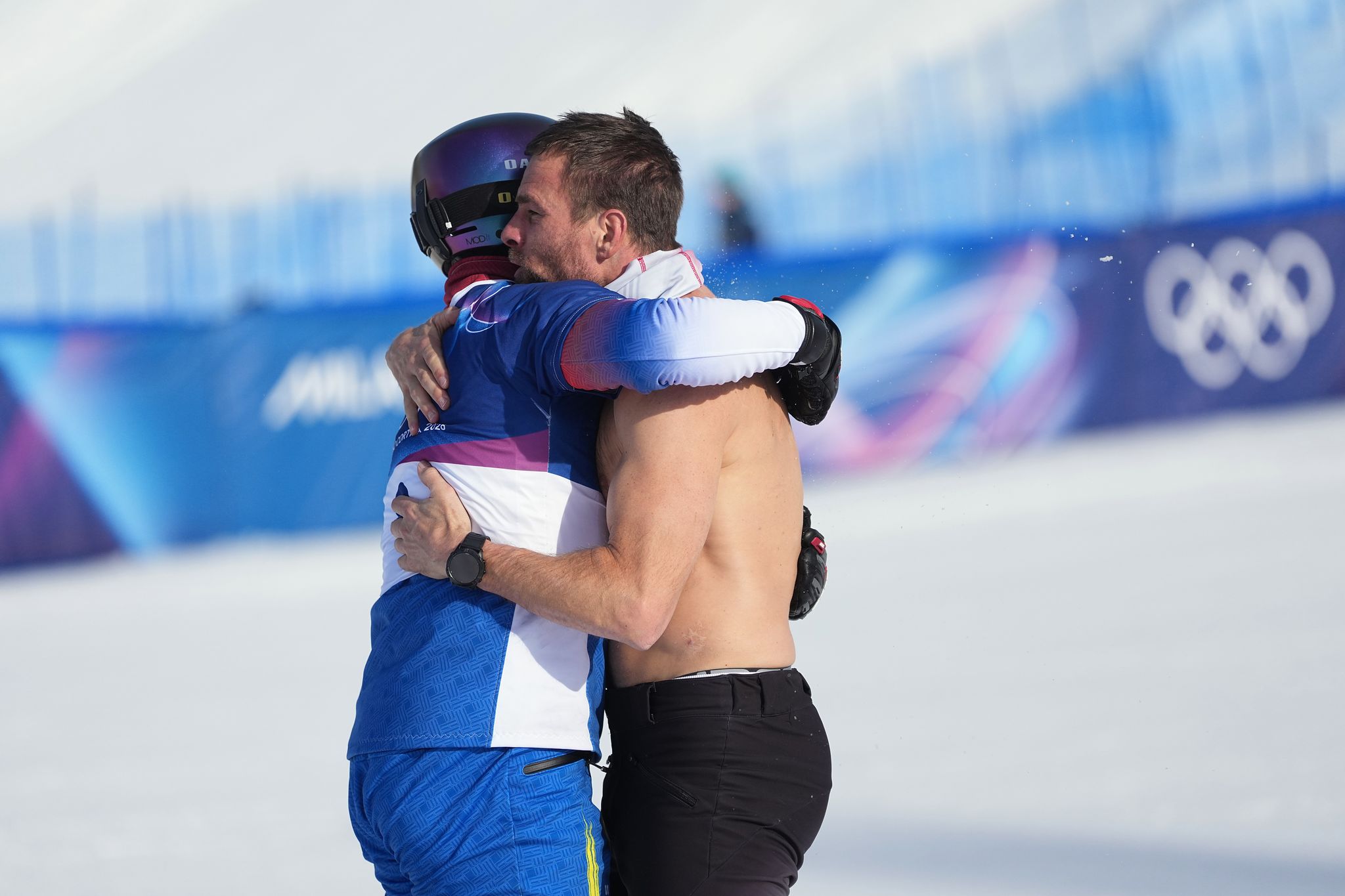 2026년 동계 올림픽 스노보드 남자 평행 대회전 결승에서 은메달을 차지한 김상겸 선수(왼쪽)가 금메달을 딴 오스트리아의 베냐민 카를 선수와 포옹하고 있다. [AP=연합뉴스]