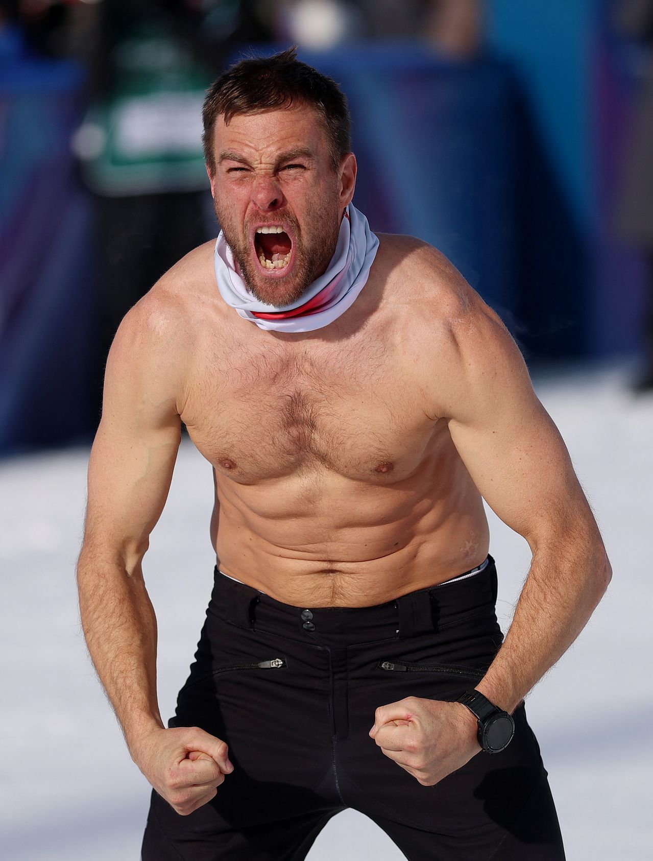 8일(현지시간) 이탈리아 리비뇨 스노우파크에서 열린 2026 밀라노·코르티나담페초 동계올림픽 스노보드 남자 평행 대회전 결승에서 벤야민 카를(오스트리아)이 금메달을 확정한 뒤 환호하고 있다. 로이터=연합뉴스