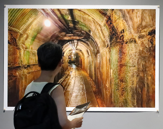 2025년 8월 13일 대구 남구 계명대학교 대명캠퍼스 극재미술관을 찾은 시민이 사진기록연구소 광복 80주년 기획전 '잊혀진 이름 남겨진 자리-조선인 강제동원의 기록' 사진을 관람하고 있다. 뉴스1