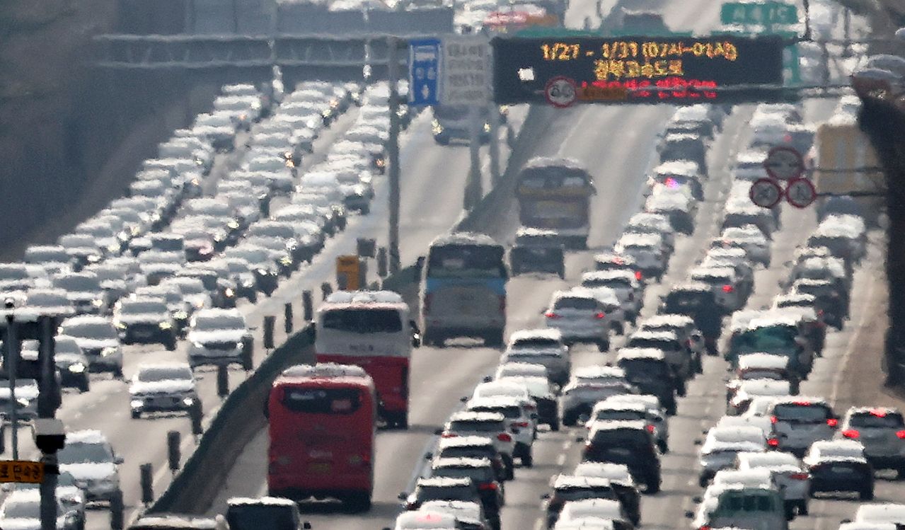 설 연휴 마지막 날인 지난해 1월 30일 서울 서초구 잠원IC 인근 경부고속도로 상행선(왼쪽)·하행선 방향 차량들이 일제히 서행하고 있다. 뉴스1