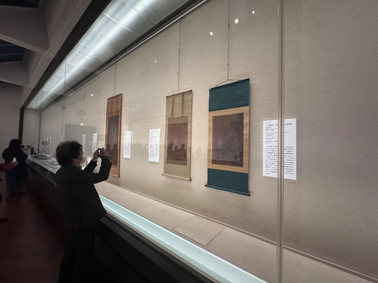 일본 도쿄국립박물관의 '한국 미술의 보물상자, 국립중앙박물관 소장전' 개막을 하루 앞둔 9일 일본 취재진이 도쿄국립박물관이 소장한 오백나한도(왼쪽)와 국립중앙박물관이 소장한 오백나한도의 사진을 촬영하고 있다. 한일이 각기 소장한 '오백나한도'가 나란히 전시된 것은 처음이다. 김현예 특파원