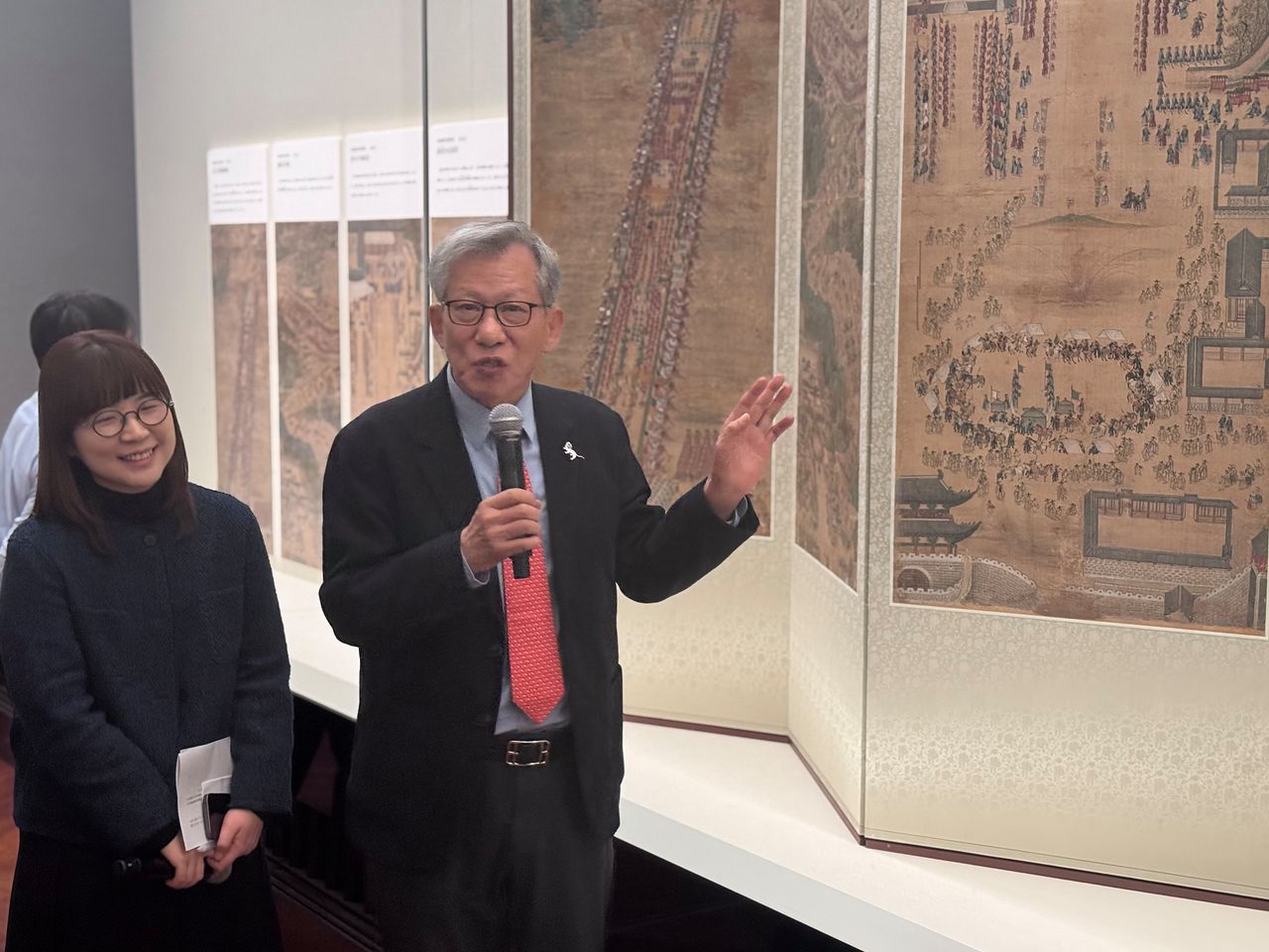 9일 일본 도쿄국립박물관에서 유홍준 국립중앙박물관장이 정조의 수원 화성 방문 행렬을 기록한 '화성원행도'를 한일 양국 취재진에게 직접 설명하고 있다. 김현예 특파원