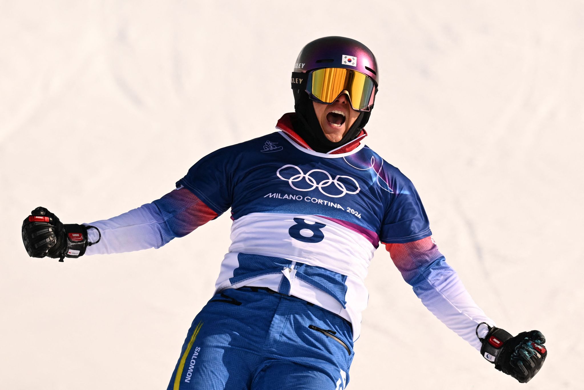 김상겸 선수가 8일 스노보드 남자 평행 대회전 8강전 승리로 준결승 진출을 확정한 뒤 기뻐하고 있다. [AFP=연합뉴스]