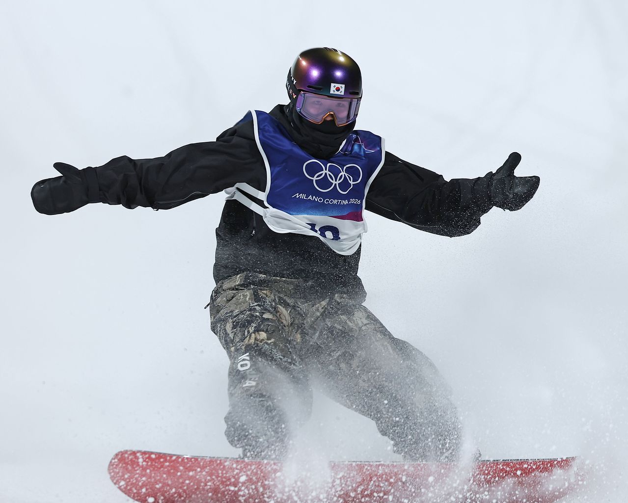 8일(현지시간) 이탈리아 리비뇨 스노파크에서 열린 2026 밀라노-코르티나담페초 동계올림픽 스노보드 여자 빅에어 예선에서 유승은이 묘기를 마친 뒤 손을 들어올리고 있다. 유승은은 이날 4위를 기록하며 결선에 진출했다. 연합뉴스