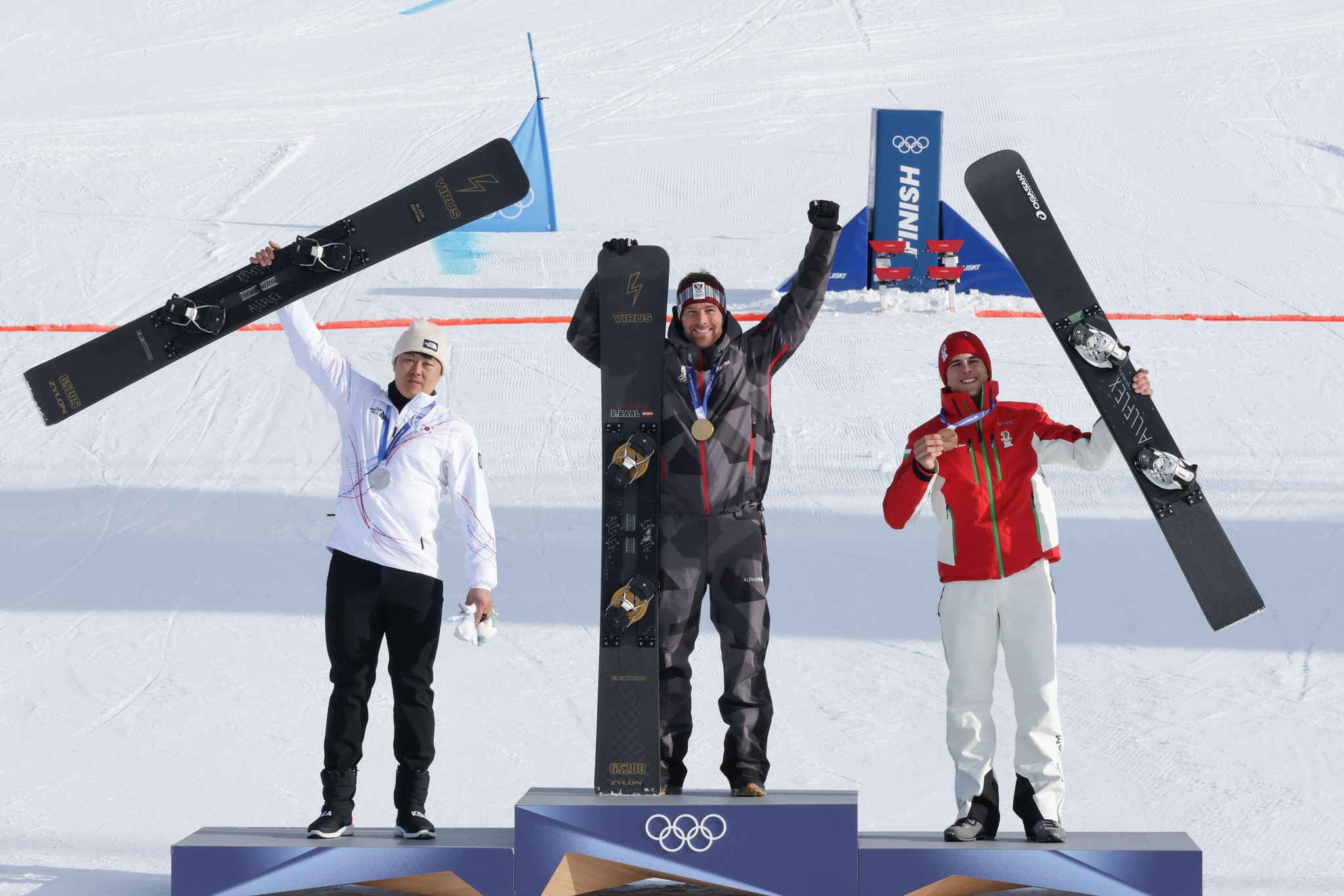 스노보드 남자 평행 대회전에서 은메달을 획득한 김상겸이 8일(현지시간) 이탈리아 리비뇨의 스노파크에서열린 2026 밀라노 코르티나담페초 동계올림픽 스노보드 남자 평행 대회전 대회전 시상식에서 기뻐하고 있다. 왼쪽부터 김상겸, 베냐민 카를(오스트리아), 테르벨 잠피로프(불가리아). 김종호 기자 