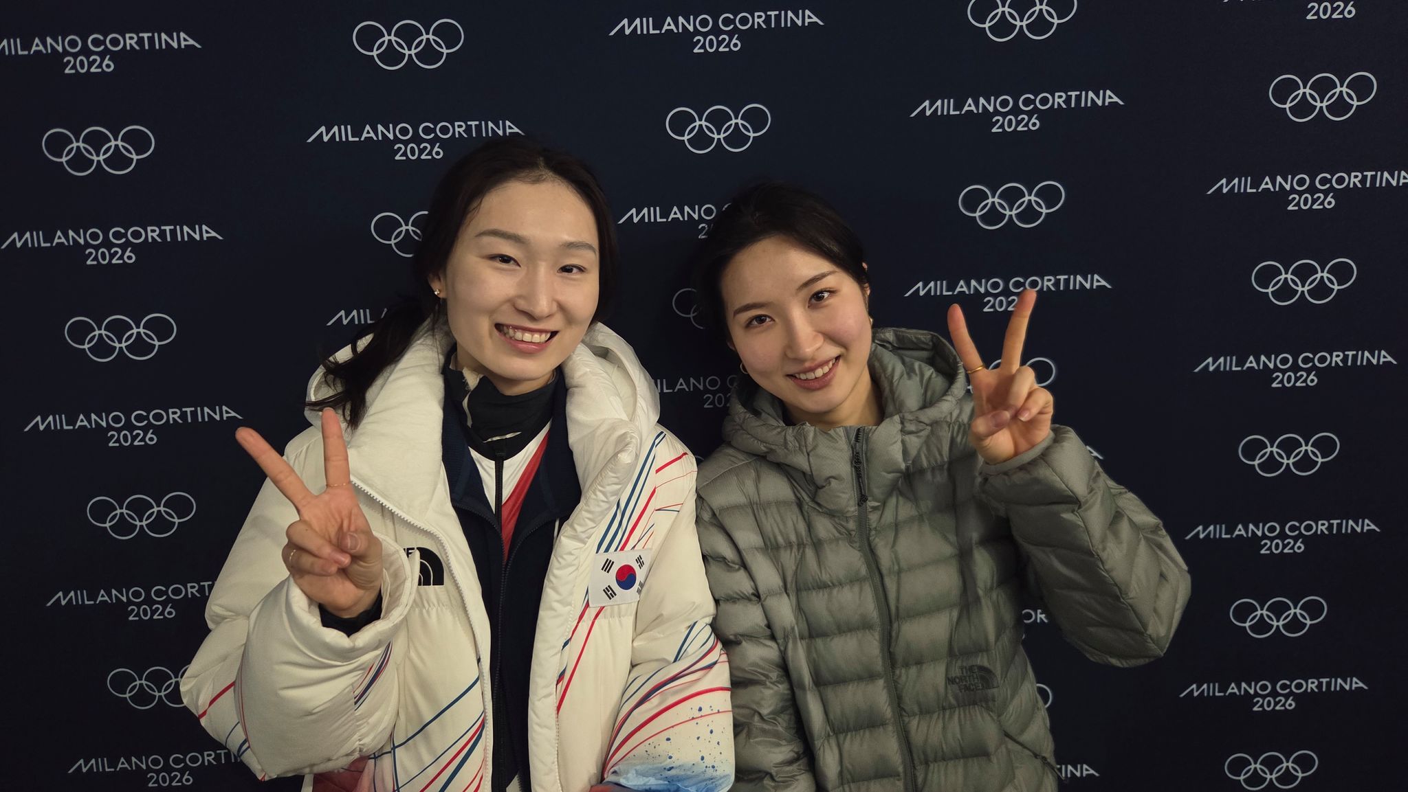 믹스트존 인터뷰에 함께 나선 최민정(왼쪽)과 김길리. 박린 기자