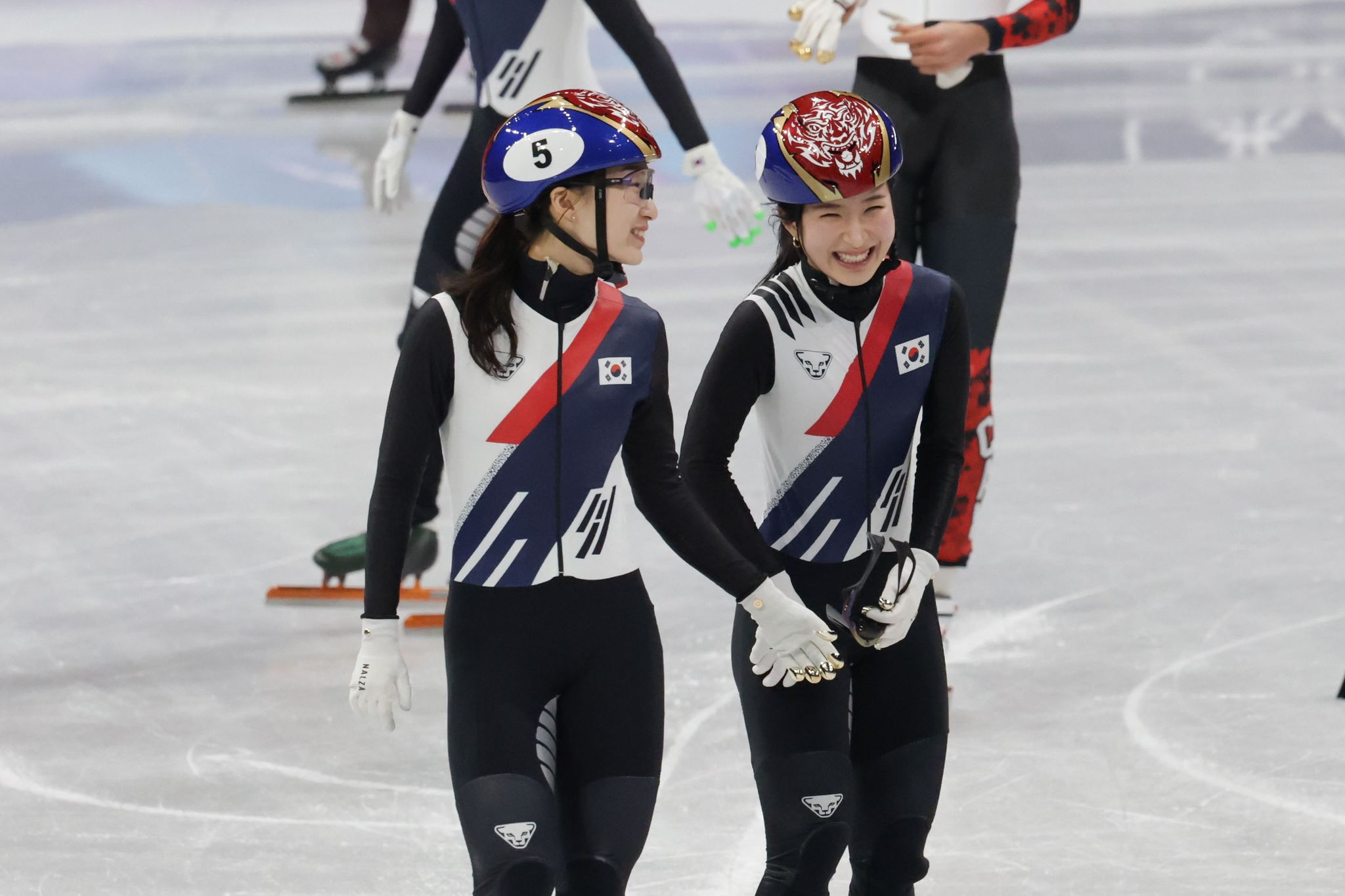 밝은 표정으로 대화하는 최민정(왼쪽)과 김길리. 김종호 기자