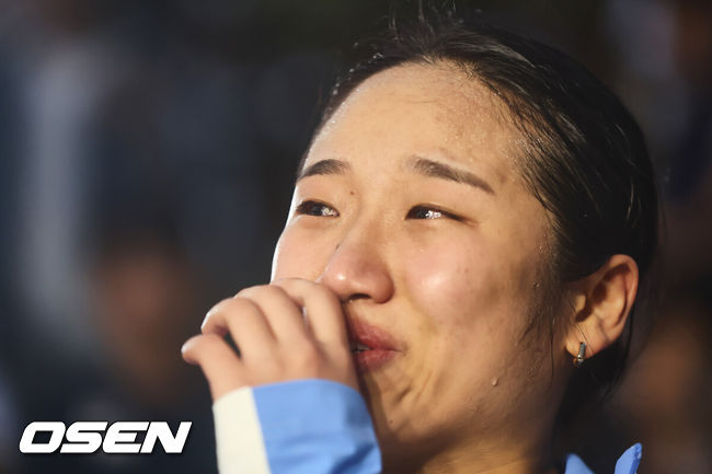 [OSEN=밀양, 이석우 기자] 제105회 전국체육대회 배드민턴 대회가 9일 경남 밀양 배드민턴 경기장에서 열렸다. 올해 전국체육대회는 11일부터 17일까지 경남 김해종합운동장 등 75개 경기장에서 47개 정식 종목과 2개 시범 종목 경기가 펼쳐진다.부산 안세영(삼성생명)이 경기를 마치고 기자회견 도중 눈물을 흘리고 있다. 2024.10.09 / foto0307@osen.co.kr