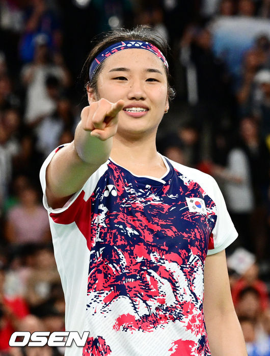 [OSEN=파리(프랑스), 최규한 기자] 5일(한국시간) '셔틀콕 여제' 안세영(22, 삼성생명)이 꿈에 그리던 올림픽 금메달을 목에 걸었다.세계 랭킹 1위 안세영은5일 오후(이하 한국시간) 프랑스 파리 포르트 드 라샤펠 경기장에서 열린 2024 파리올림픽 배드민턴 여자 단식 결승전에서 랭킹 9위 허빙자오(중국)를 2-0으로 꺾고 금메달을 획득 했다. 한국 안세영이 금메달을 확정지은 뒤 기뻐하고 있다. 2024.08.05 / dreamer@osen.co.kr