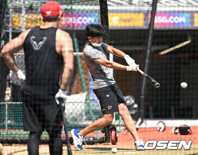 [OSEN=인천, 최규한 기자] SSG 추신수와 둘째 아들 건우 군이 타격 훈련을 하고 있다. 2022.07.14 / dreamer@osen.co.kr