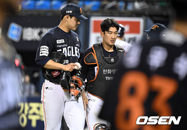 [OSEN=잠실, 조은정 기자]22일 오후 서울 잠실야구장에서 2025 신한 SOL Bank KBO리그 두산 베어스와 한화 이글스의 경기가 열렸다.이날 두산은 잭로그, 한화는 문동주를 선발로 내세웠다.6회말 이닝을 마친 한화 문동주가 양의지 헛스윙 삼진 때 배트에 포수 마스크를 맞은 최재훈을 걱정하고 있다. 2025.07.22 /cej@osen.co.kr