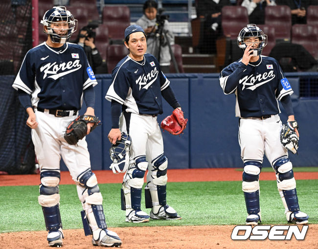 [OSEN=고척, 조은정 기자]류지현 감독이 이끄는 야구 대표팀이 5일 고척스카이돔에서 훈련을 진행했다.대표팀은 오는8일과 9일고척스카이돔에서 열리는 2025 K-베이스볼 시리즈 체코 대표팀과의 2경기를 시작으로15일과 16일 양일에 걸쳐 도쿄돔에서 일본 대표팀과 2경기를 치른다.야구대표팀 조형우, 박동원, 최재훈이 훈련을 하고 있다. 2025.11.05 /cej@osen.co.kr