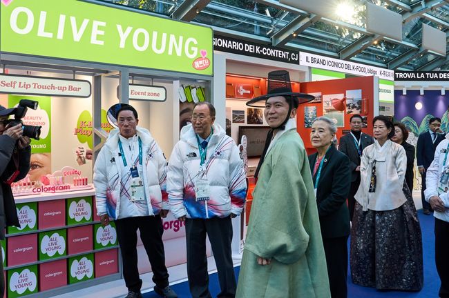 지난5일 열린 밀라노 코리아하우스 개관식에서 반기문 전UN사무총장과 유승민 대한체육회장이 홍보관을 둘러보고 있다.