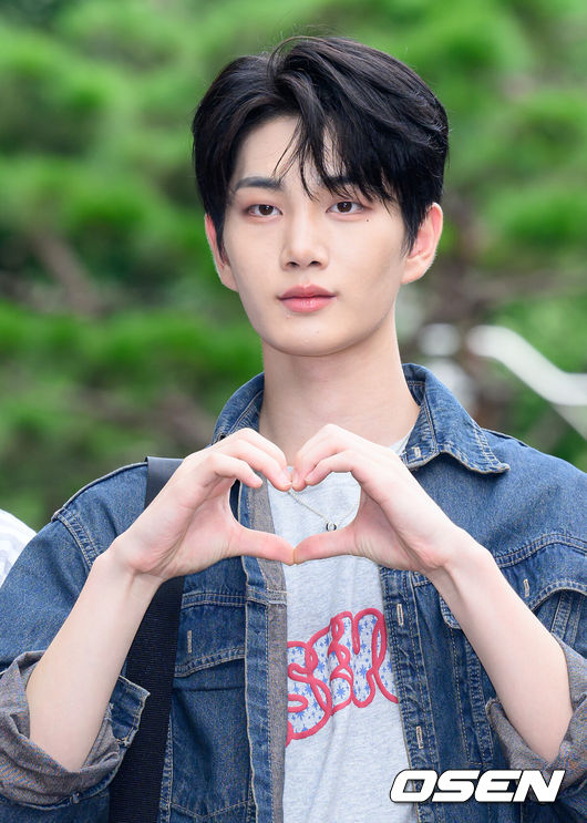 [OSEN=이대선 기자] 23일 오전 서울 KBS 여의도 신관에서 KBS '뮤직뱅크' 리허설이 진행됐다.이날 ‘뮤직뱅크’는 ARrC, DIGNITY (디그니티), DRIPPIN, fromis_9 (프로미스나인), LIGHTSUM, LUN8(루네이트), MCND, NMIXX, SF9, UNIS(유니스), YOUNG POSSE (영파씨), 문별 (Moon Byul), 블랙스완, 성민, 아일리원(ILY:1), 태민 (TAEMIN), 토니 유(Tony Yu), 효린이 출연한다.그룹 드리핀 주창욱이 포즈를 취하고 있다. 2024.08.23 /sunday@osen.co.kr