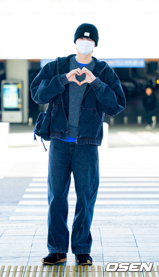 [OSEN=인천공항, 민경훈 기자] 배우 변우석이 9일 오후 해외일정 차 인천국제공항을 통해 출국했다. 배우 변우석(ByeonWooSeok)은 이날 해외 일정 참석 차 중국 베이징으로 출국했다.변우석이 출국장으로 이동하며 포즈를 취하고 있다. 2026.02.09 / rumi@osen.co.kr