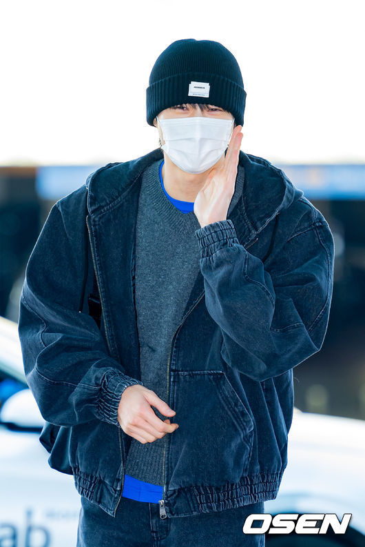 [OSEN=인천공항, 민경훈 기자] 배우 변우석이 9일 오후 해외일정 차 인천국제공항을 통해 출국했다. 배우 변우석(ByeonWooSeok)은 이날 해외 일정 참석 차 중국 베이징으로 출국했다.변우석이 출국장으로 이동하며 포즈를 취하고 있다. 2026.02.09 / rumi@osen.co.kr