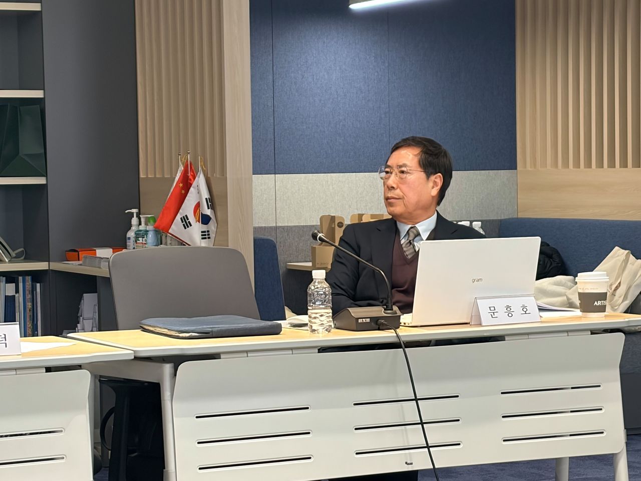 2월 5일 동서대학교 동아시아연구원과 중앙일보 중국연구소가 공동 주최한 '2025 제2차 DSU 중국학술토론회'에서 한양대 교수가 토론하고 있다. 중국연구소 