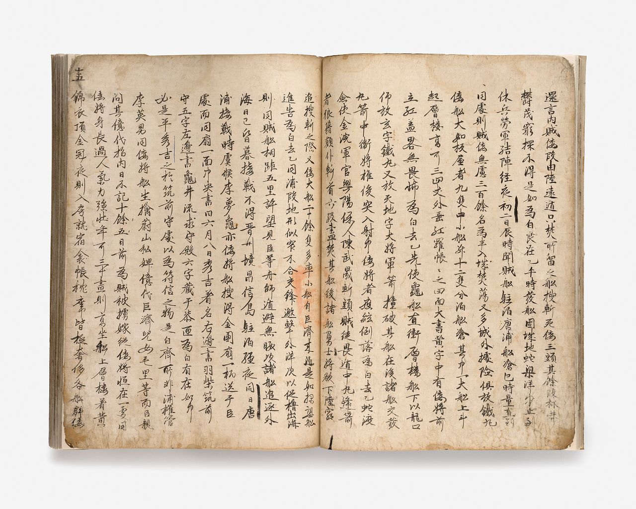 이순신이 1592년 4월부터 1594년 1월까지 임금에게 올린 장계 61편을 후대에 베껴 써서 엮은 『임진장초』.