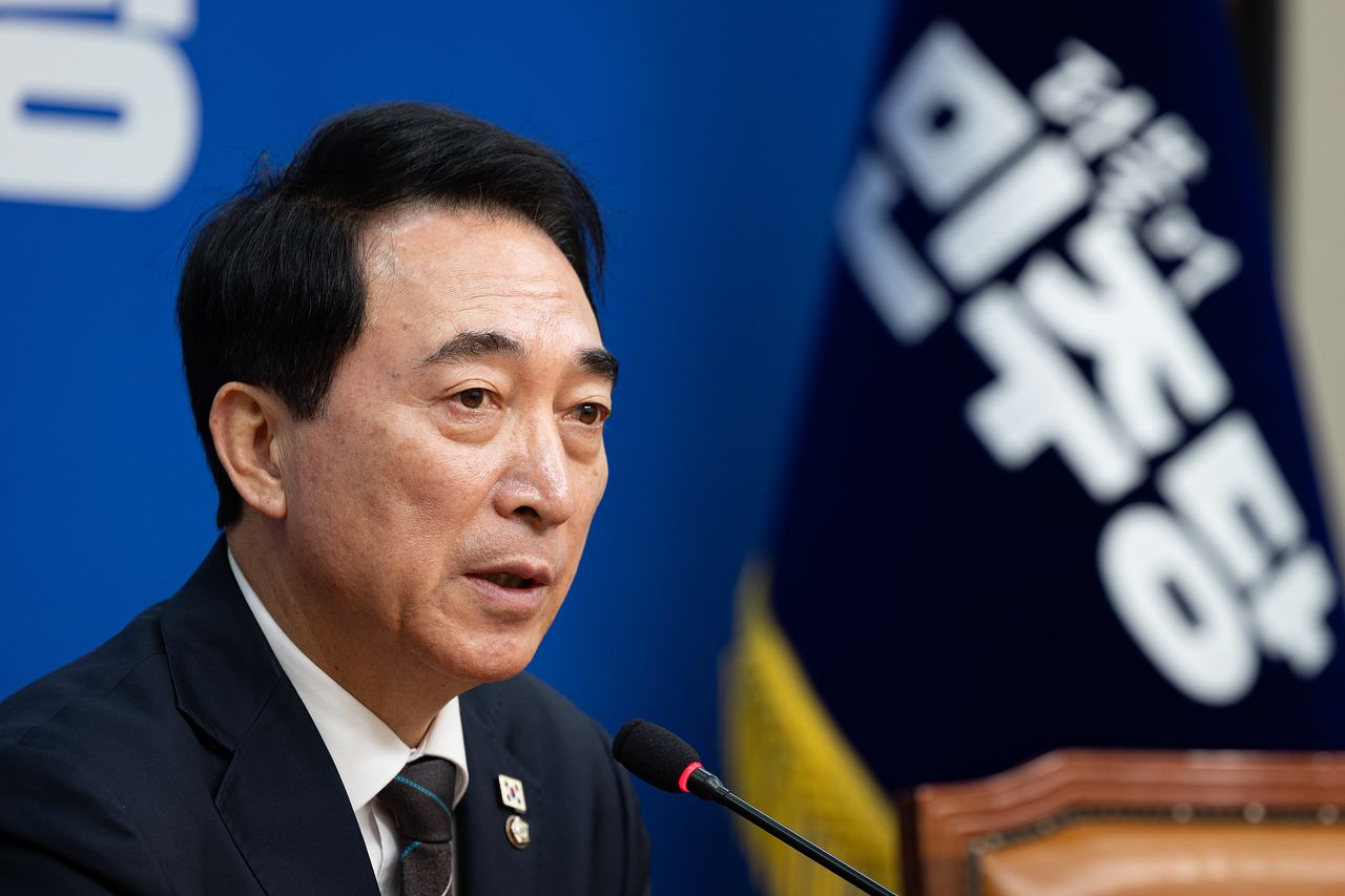 박수현 더불어민주당 수석대변인이 8일 서울 여의도 국회에서 열린 현안 관련 기자간담회에서 취재진 질문에 답하고 있다. 뉴스1