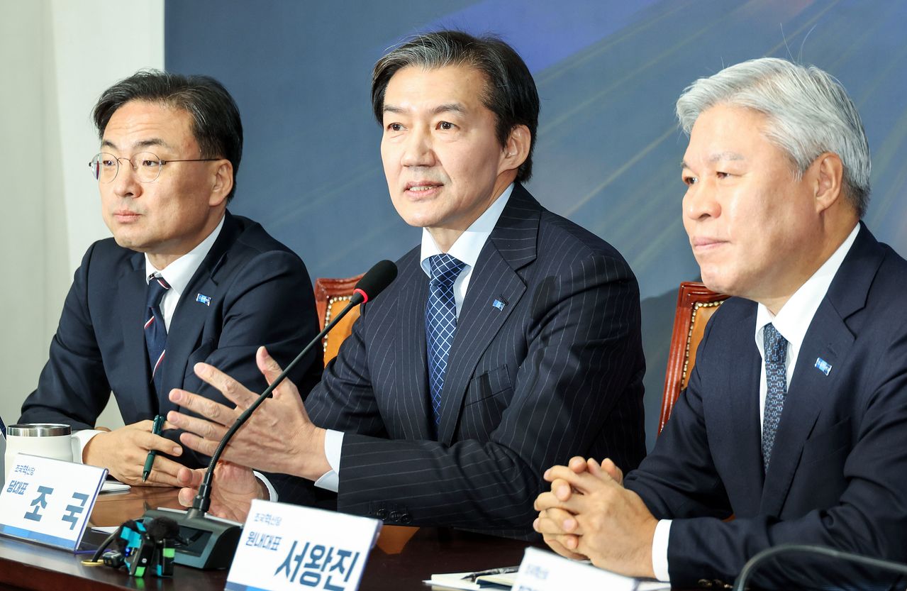 조국 조국혁신당 대표가 8일 국회에서 더불어민주당 합당 관련 입장을 밝히고 있다. 김성룡 기자