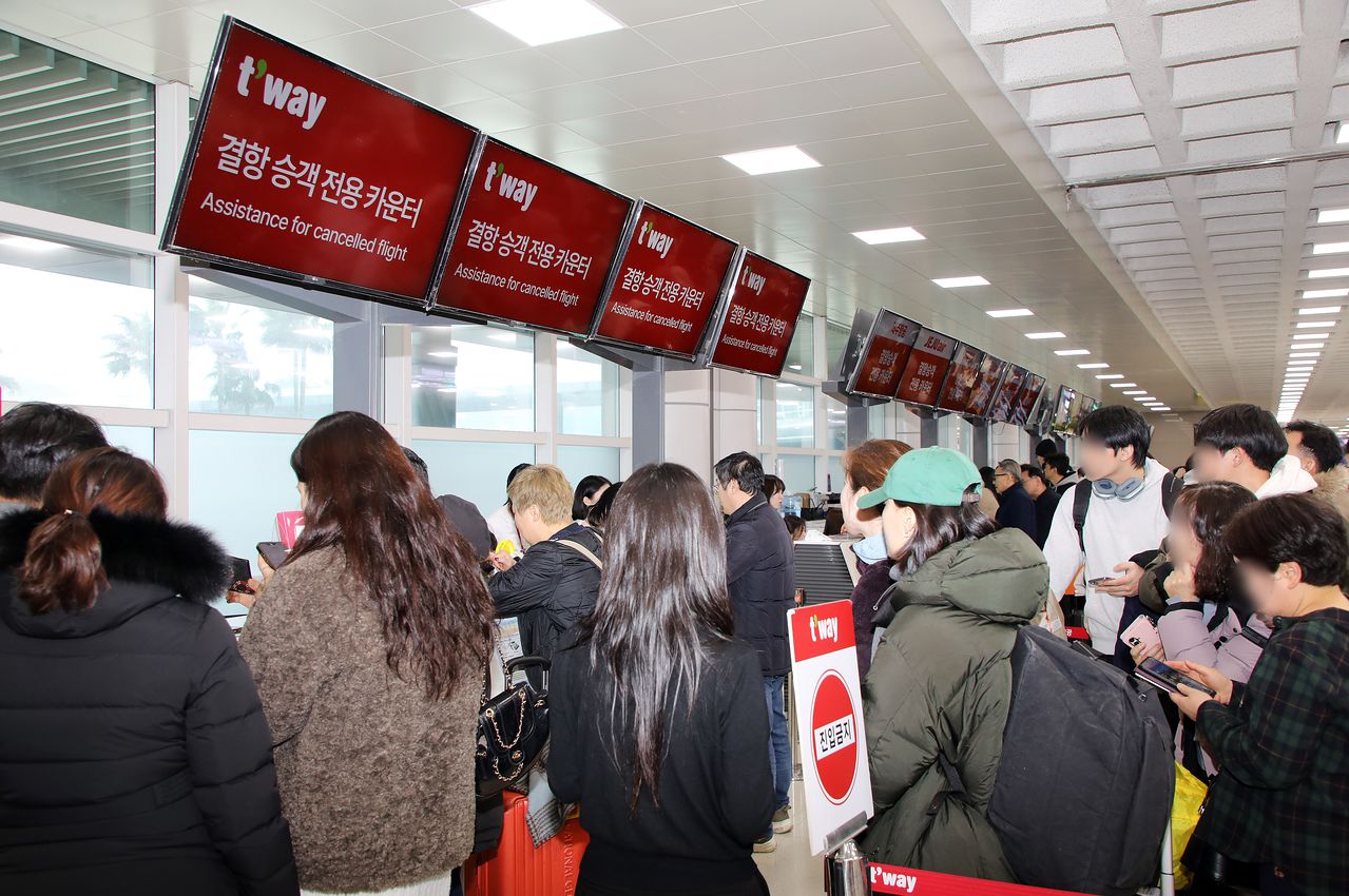 8일 오전 제주국제공항 3층 출발장 대합실이 표를 구하려는 결항편 승객들로 붐비고 있다. 뉴스1