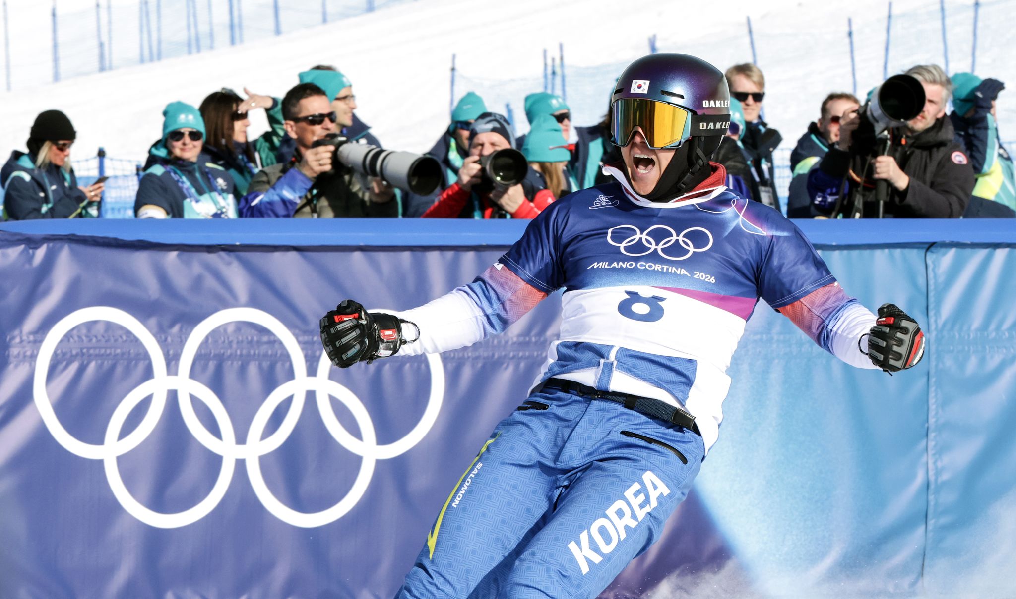 김상겸 선수가 8일(현지시간) 이탈리아 리비뇨의 스노파크에서 열린 2026 밀라노-코르티나담페초 동계올림픽 스노보드 남자 평행 대회전 4강전에서 결승 진출을 확정지은 뒤 기뻐하고 있다. 김종호 기자
