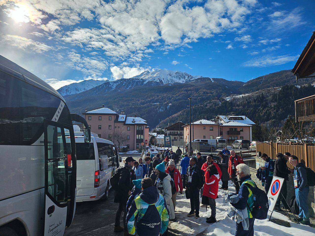 이탈리아 북부 소도시 보르미오의 버스 환승 정류장에서 각국 기자와 관계자들이 스노보드 경기가 열리는 리비뇨로 가는 버스를 기다리고 있다. 밀라노에서 리비뇨로 가려면 기차와 버스를 수차례 갈아타야 한다. 밀라노에서 리비뇨까지 5시간30분 걸렸다. 이동은 힘들지만 분산 개최를 통해 지역 균형 발전과 비용 절감 효과를 거둘 수 있다. 고봉준 기자