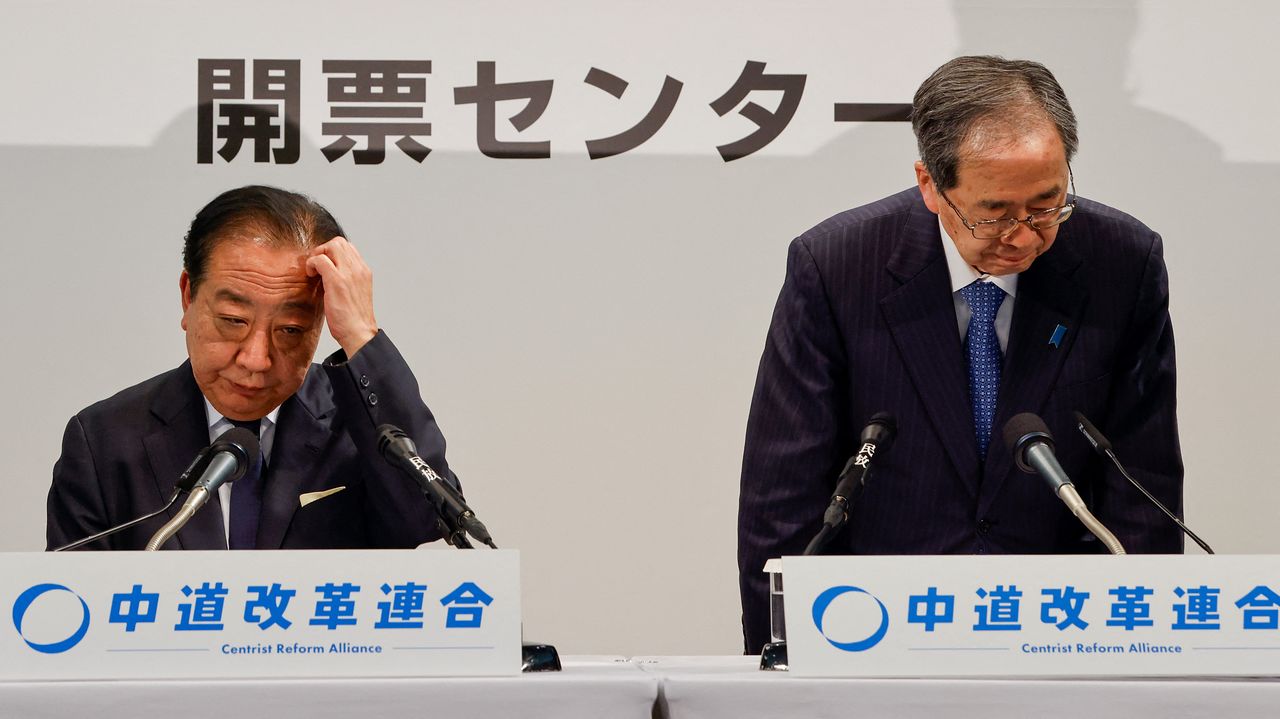 8일 노다 요시히코·사이토 데쓰오 중도개혁연합 공동대표가 기자회견에서 침울한 표정을 짓고 있다. [로이터=연합뉴스]