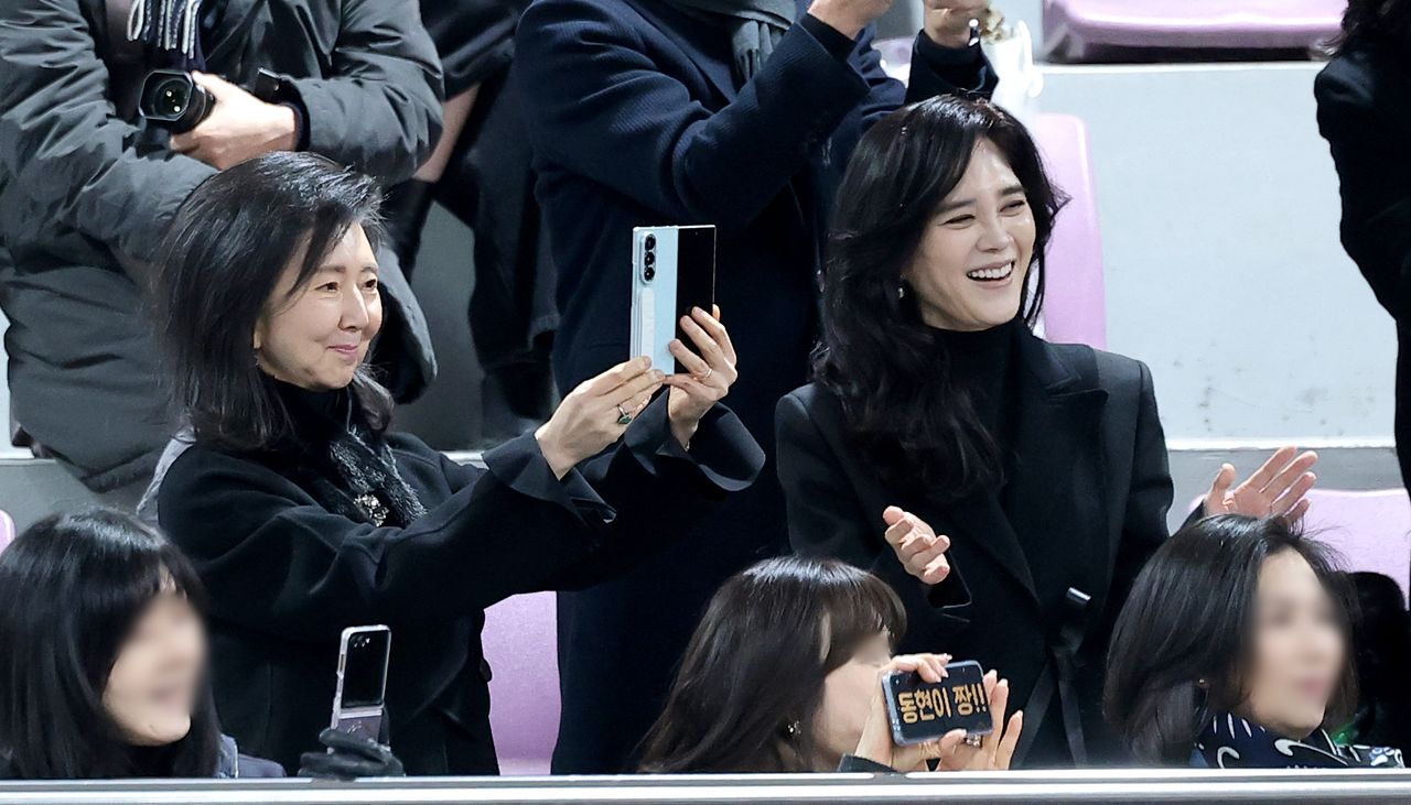 홍라영 전 삼성미술관 리움 총괄부관장(왼쪽)과 이부진 신라호텔 사징이 9일 휘문고등학교에서 열린 임동현 군의 졸업식에 참석해 즐거운 시간을 보내고 있다. 뉴스1