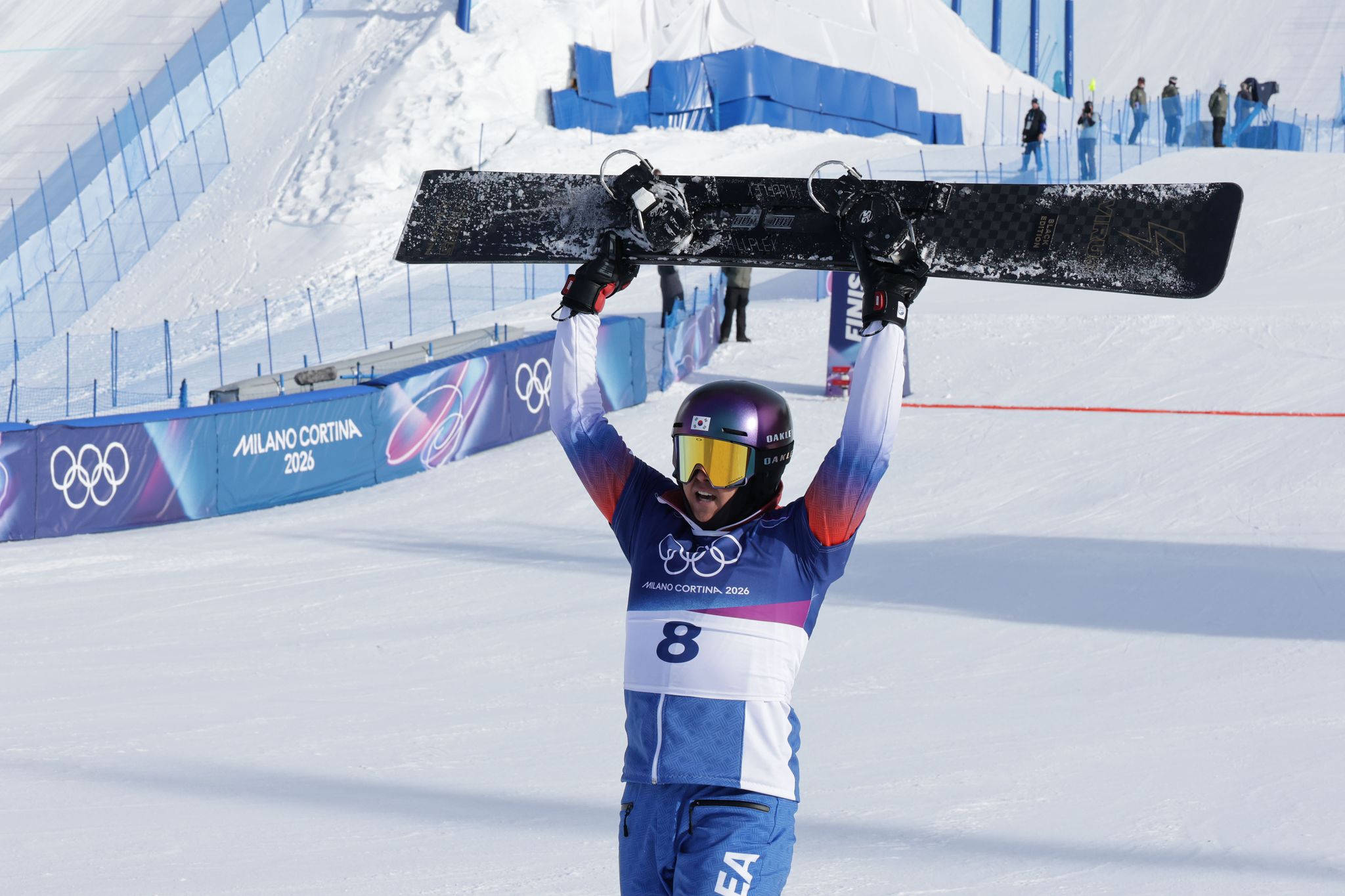 스노보드 김상겸이 8일(현지시간) 이탈리아 리비뇨의 스노파크에서열린 2026 밀라노 코르티나담페초 동계올림픽 스노보드 남자 평행 대회전 결승에서 은메달을 확정 지은 뒤 보드를 들어보이고 있다. 김종호 기자 