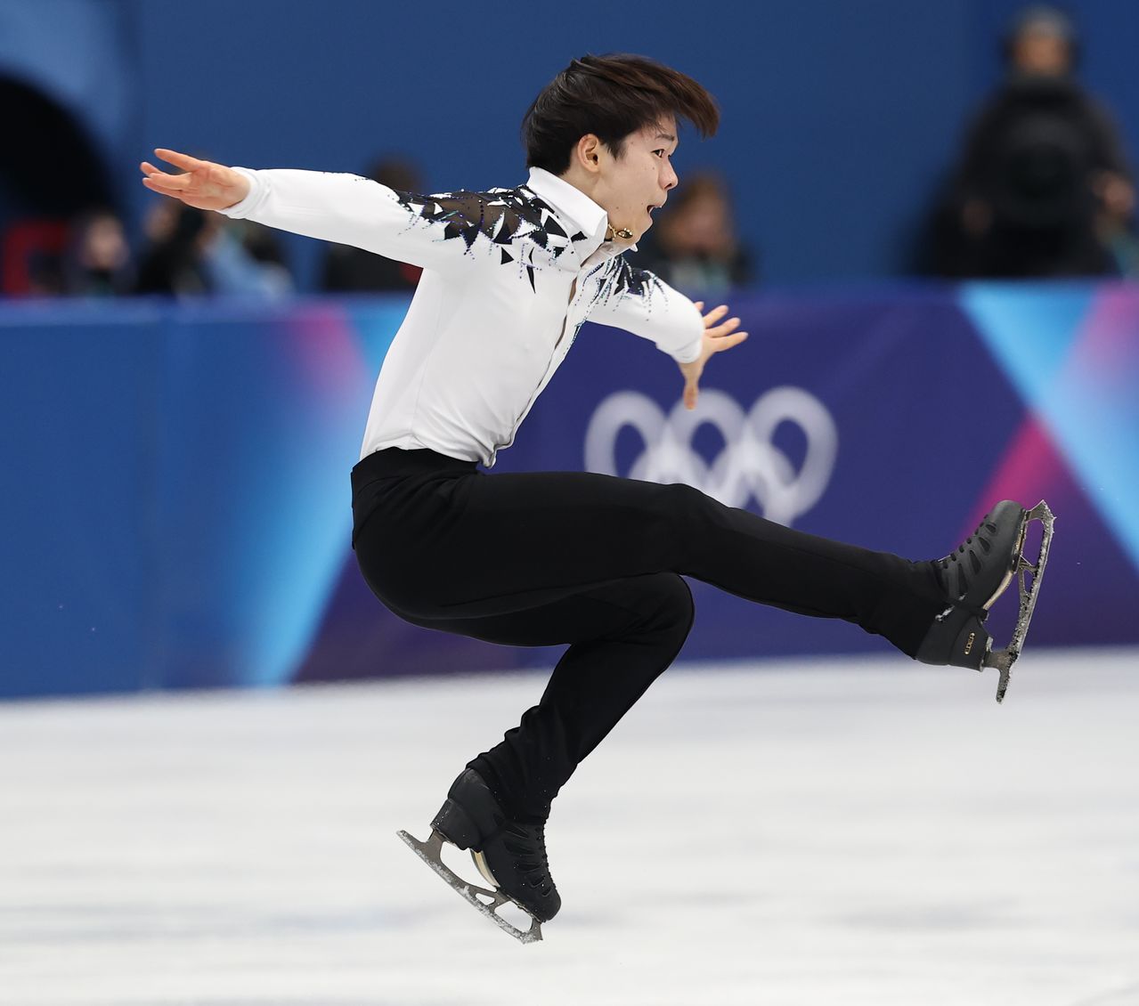 연기 펼치는 가기야마 유마   (밀라노=연합뉴스) 신준희 기자 = 7일(현지시간) 이탈리아 밀라노 아이스스케이팅 아레나에서 열린 2026 밀라노-코르티나담페초 동계올림픽 피겨스케이팅 팀 이벤트 남자 싱글 쇼트 프로그램.   일본 가기야마 유마가 연기를 펼치고 있다. 2026.2.8   hama@yna.co.kr (끝)  〈저작권자(c) 연합뉴스, 무단 전재-재배포, AI 학습 및 활용 금지〉