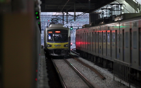  서울시는 명절 연휴 기간 지하철을 익일 오전 1시까지 연장 운행한다. [연합뉴스]